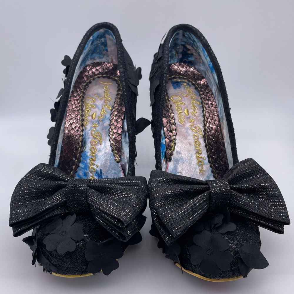 Worn only twice! In excellent condition!
